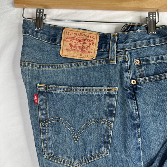 Levi's‎ Strauss Co. Men's 501 Medium Wash Button Fly Denim Jeans Size 36W 34L - Picture 3 of 7